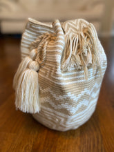 Load image into Gallery viewer, Wayuu Mochila Bag | Blanca y Beige
