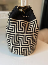 Load image into Gallery viewer, Wayuu Mochila Bag | Tan y Negra

