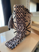 Load image into Gallery viewer, Wayuu Mochila Bag | Blanca y Negra
