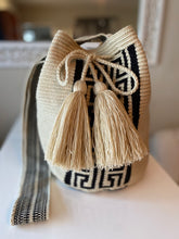 Load image into Gallery viewer, Wayuu Mochila Bag | Beige y Negra
