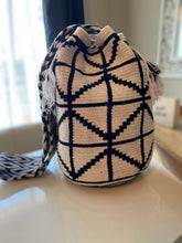 Load image into Gallery viewer, Wayuu Mochila Bag | Blanca y Negra

