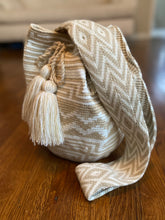 Load image into Gallery viewer, Wayuu Mochila Bag | Blanca y Beige
