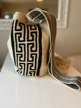 Load image into Gallery viewer, Wayuu Mochila Bag | Beige y Negra
