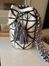 Load image into Gallery viewer, Wayuu Mochila Bag | Blanca y Negra
