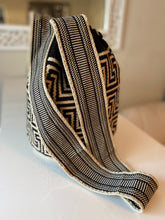 Load image into Gallery viewer, Wayuu Mochila Bag | Tan y Negra
