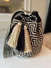 Load image into Gallery viewer, Wayuu Mochila Bag | Tan y Negra
