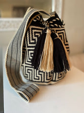 Load image into Gallery viewer, Wayuu Mochila Bag | Tan y Negra
