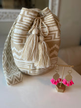 Load image into Gallery viewer, Wayuu Mochila Bag | Blanca y Beige
