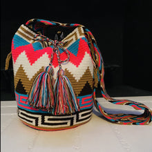 Load image into Gallery viewer, Wayuu Mochila Bag | Montañas
