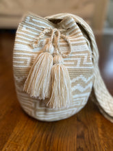 Load image into Gallery viewer, Wayuu Mochila Bag | Blanca y Beige
